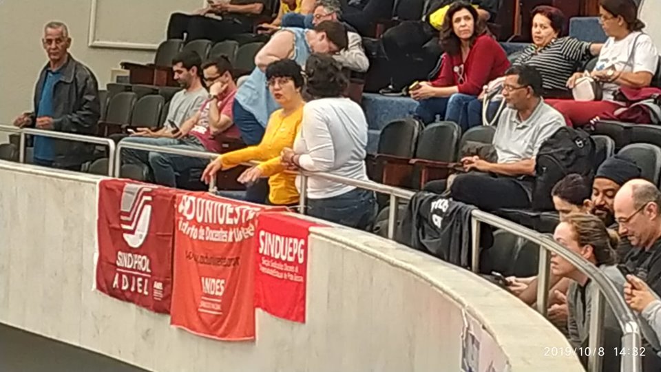 SERVIDORES DA UEL PARTICIPAM DE SESSÃO DA ALEP EM DEFESA DA LICENÇA ESPECIAL